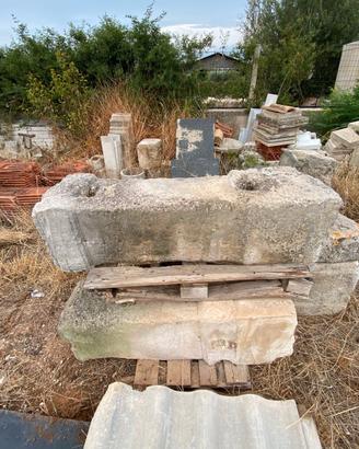Antichi Blocchi Monolitici in Pietra