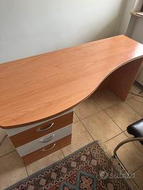 Scrivania con cassettiera