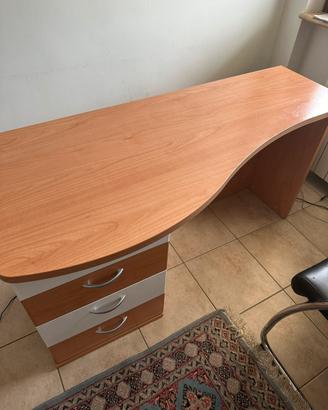 Scrivania con cassettiera