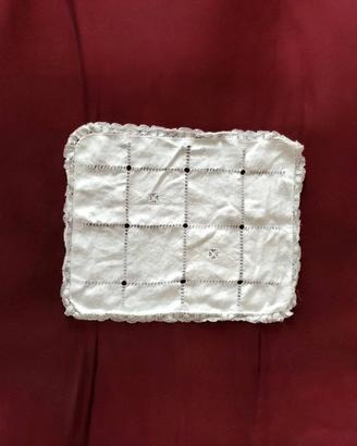 Elegante centrino rettangolare con ricamo a mano.
