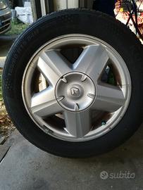 Gomme con cerchio in lega Renault