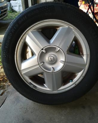 Gomme con cerchio in lega Renault
