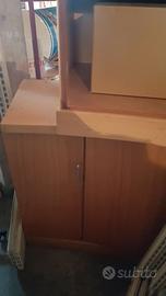 Arredamento negozio in legno .