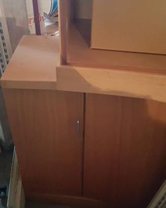 Arredamento negozio in legno .