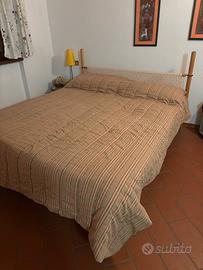 Letto matrimoniale, tavolo con sedie, poltroncine