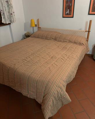 Letto matrimoniale, tavolo con sedie, poltroncine