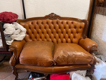 Divano antico in pelle e legno intagliato – Stile