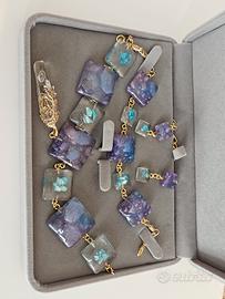 parure di gioielli in resina colorata