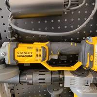Smerigliatrice Stanley a batteria da 18V x 4Ah