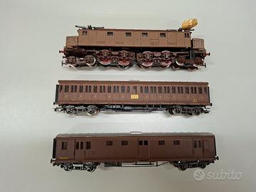 Trenino HO. Locomotiva 428/013+2 vagoni Rivarossi