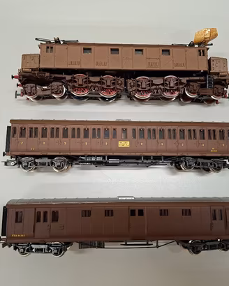 Trenino HO. Locomotiva 428/013+2 vagoni Rivarossi