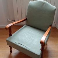 Poltroncina verde compatta dal design semplice