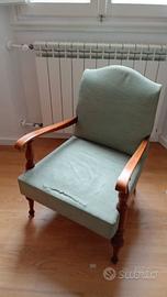 Poltroncina verde compatta dal design semplice