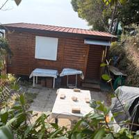 Casetta in legno con roulotte