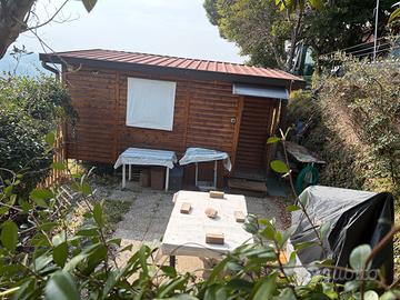 Casetta in legno con roulotte
