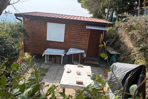 Casetta in legno con roulotte