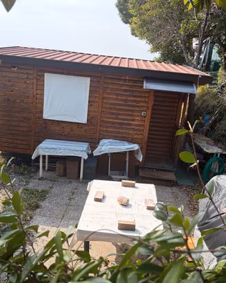 Casetta in legno con roulotte
