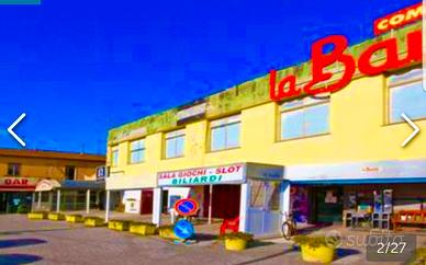 Complesso con più aree commerciali