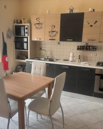 Cucina senza frigorifero , senza tavolo e sedie