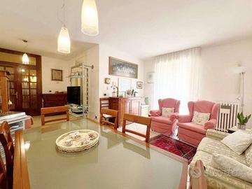 Appartamento di 120 m² con 4 locali e box auto a S