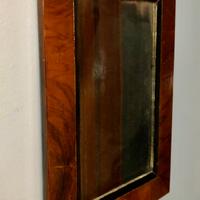 Vecchio specchio con cornice in legno