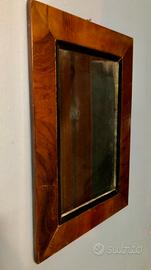 Vecchio specchio con cornice in legno