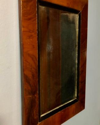 Vecchio specchio con cornice in legno