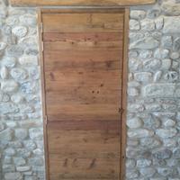 porta battente in legno vecchio con catenaccio