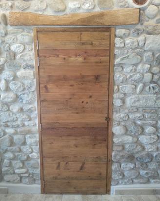 porta battente in legno vecchio con catenaccio