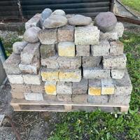 Mattoncini di tufo e sassi da macero