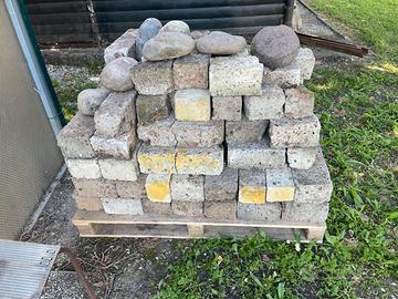 Mattoncini di tufo e sassi da macero