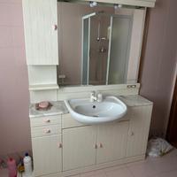 Mobile bagno con lavandino e specchio, come nuovo.