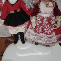 Personaggi in porcellana con costumi tradizionali