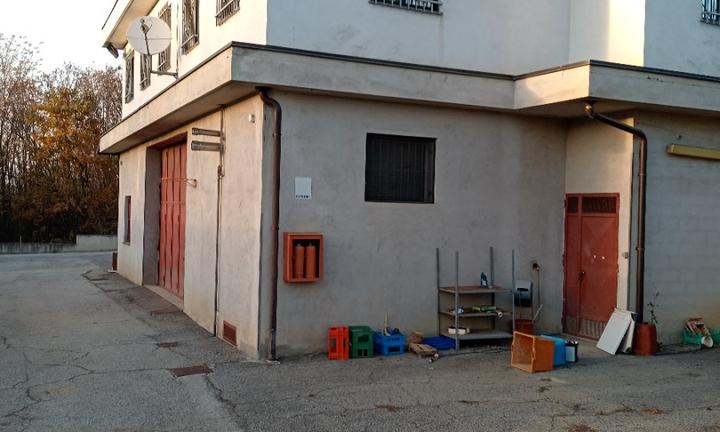 Capannone con uffici e appartamento