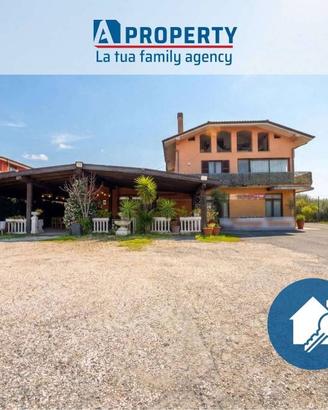 Attività / Licenza di 900 m² con più di 5 locali a