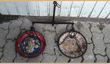 Bilancia con piatti pitturati