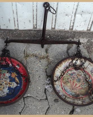 Bilancia con piatti pitturati