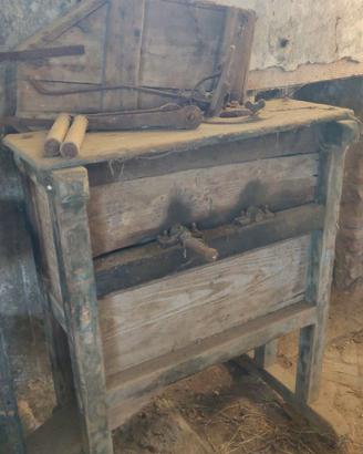 ATTREZZO VECCHIO PER SGRANARE PANNOCCHIE