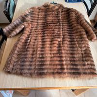 Gilet in pelliccia da donna sintetico marrone.