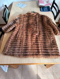 Gilet in pelliccia da donna sintetico marrone.