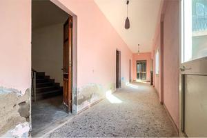 Ampio stabile da ristrutturare