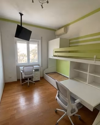 Cameretta ragazzi con letto a castello ed armadio