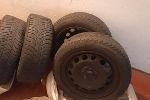 4 gomme cerchi in ferro con gomme invernali