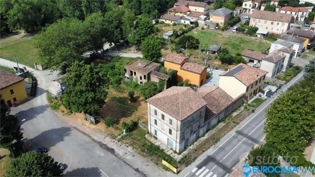 NOVI PROPRIETA' CON GIARDINO, DA RISTRUTTURE