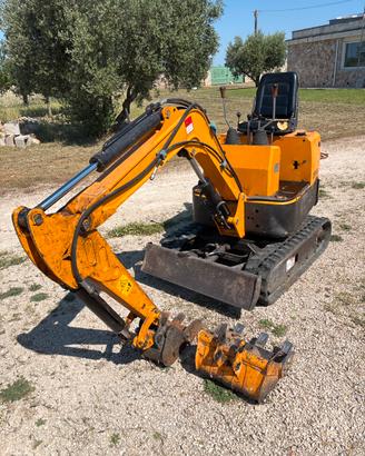 Miniescavatore rhinoceros xn12.8 con tre benne