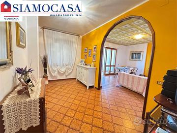 Casa molto bella con cortile e ampio box auto
