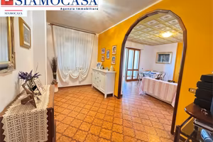 Casa molto bella con cortile e ampio box auto