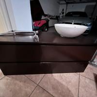 Mobile bagno sospeso con lavabo e miscelatore