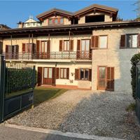 Cascina in pietra con giardino