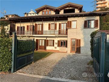 Cascina in pietra con giardino